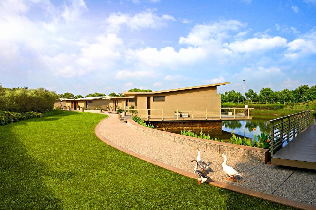 Life At Repose- Lake Villas Resort & Club Chor Warodra Exterior photo