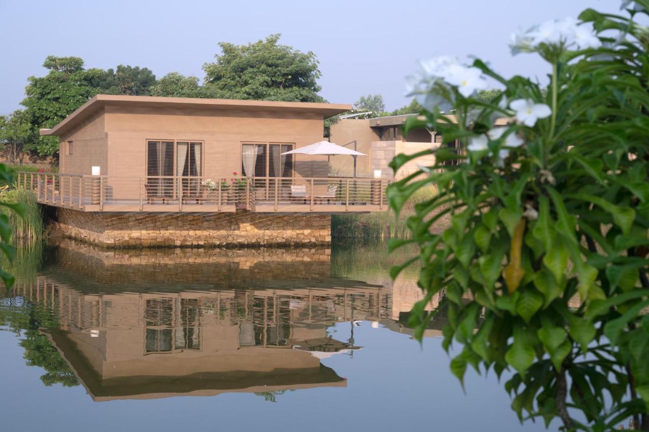 Life At Repose- Lake Villas Resort & Club Chor Warodra Exterior photo