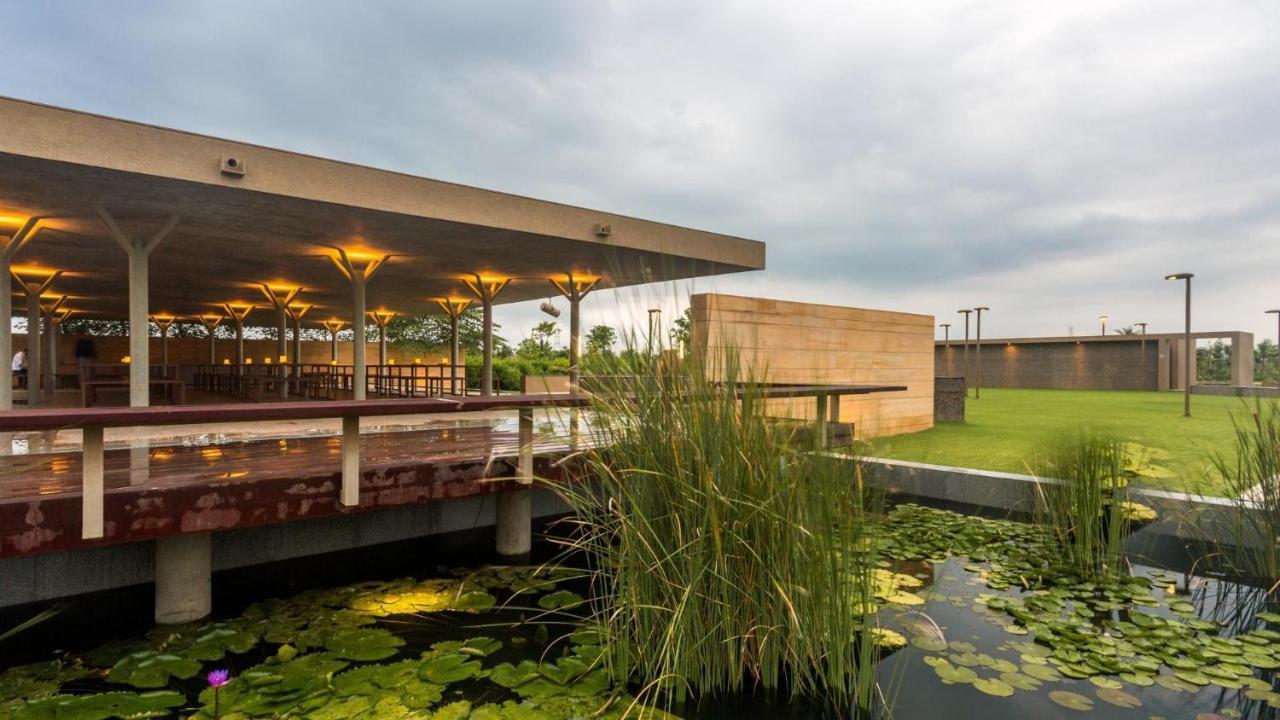 Life At Repose- Lake Villas Resort & Club Chor Warodra Exterior photo