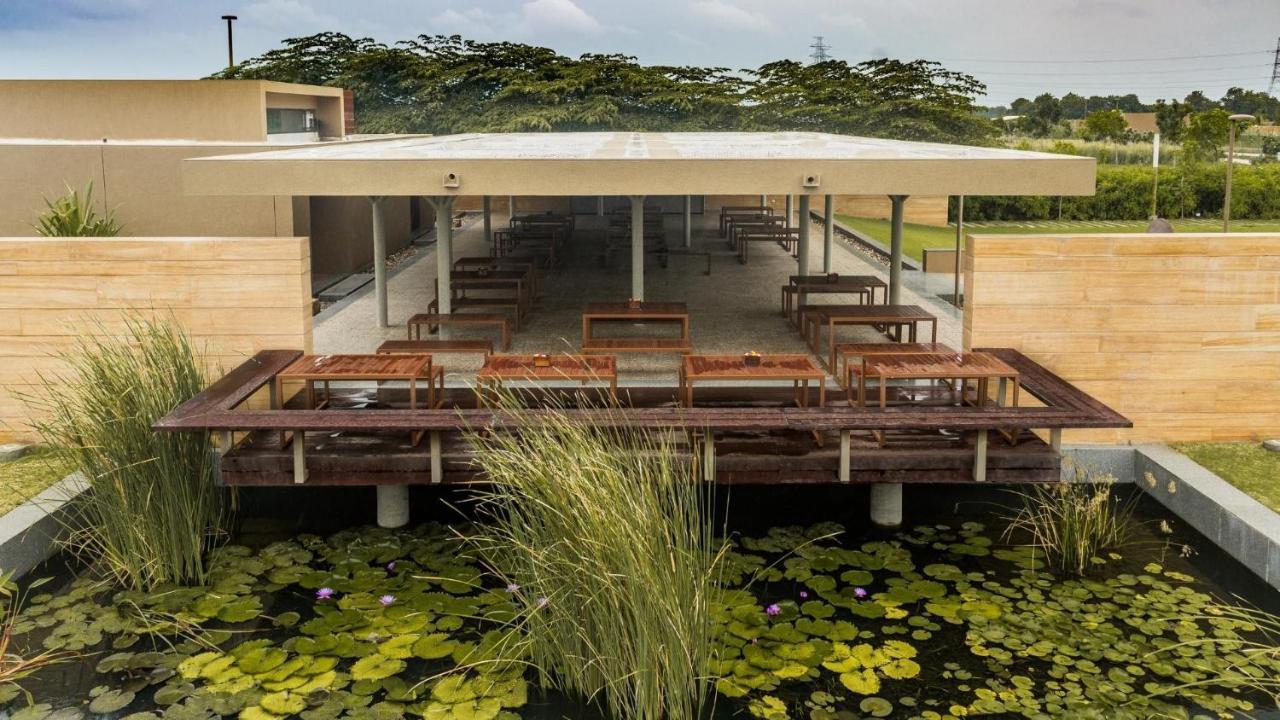 Life At Repose- Lake Villas Resort & Club Chor Warodra Exterior photo